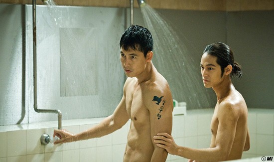 Jung Woo Sung (trái) và Kim Bum (phải) tắm chung trong phim "Padam Padam"
